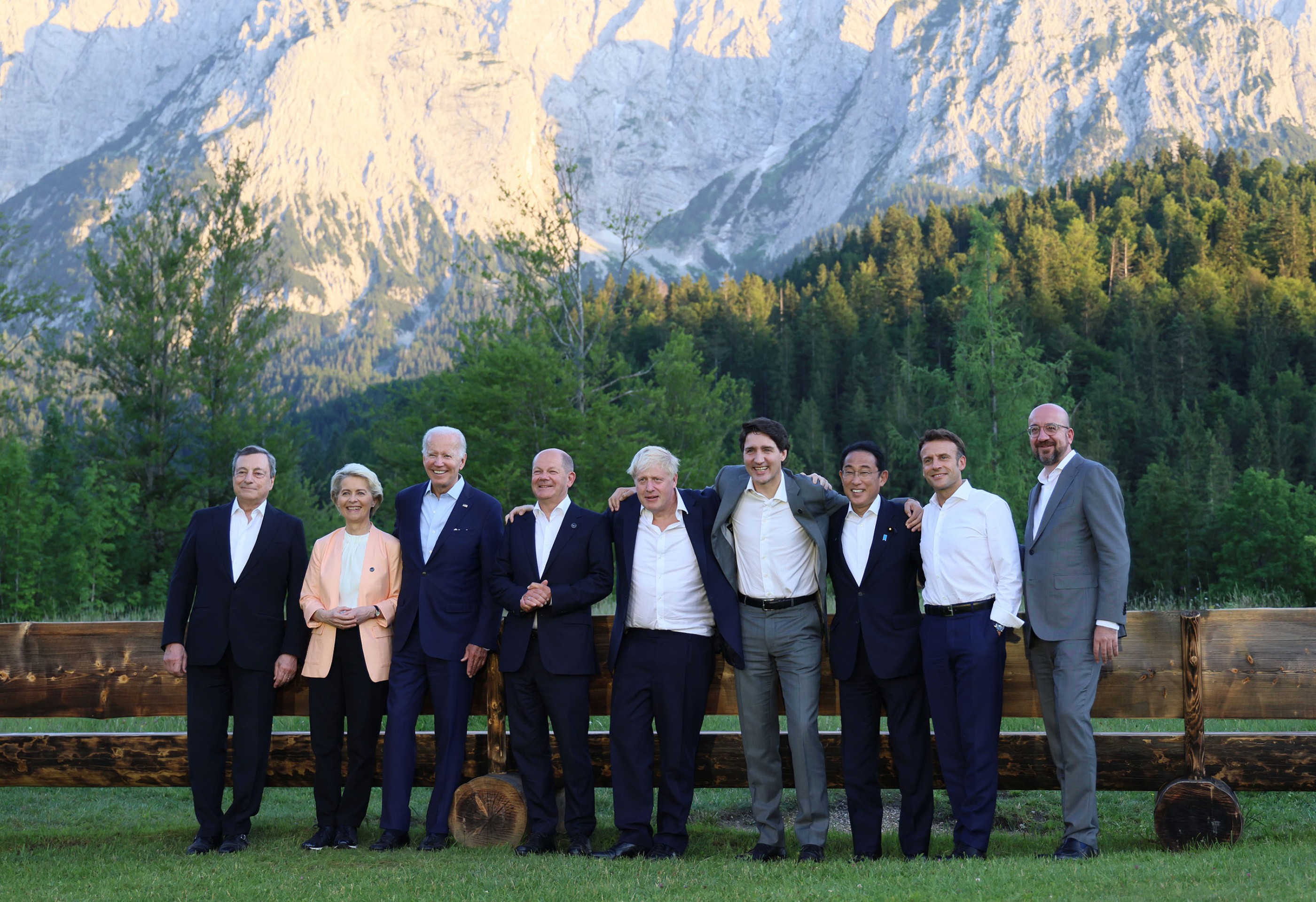 Fig. 6: Group photo of G7 members under the Alps at the Schloss Elmau Summit, 2022