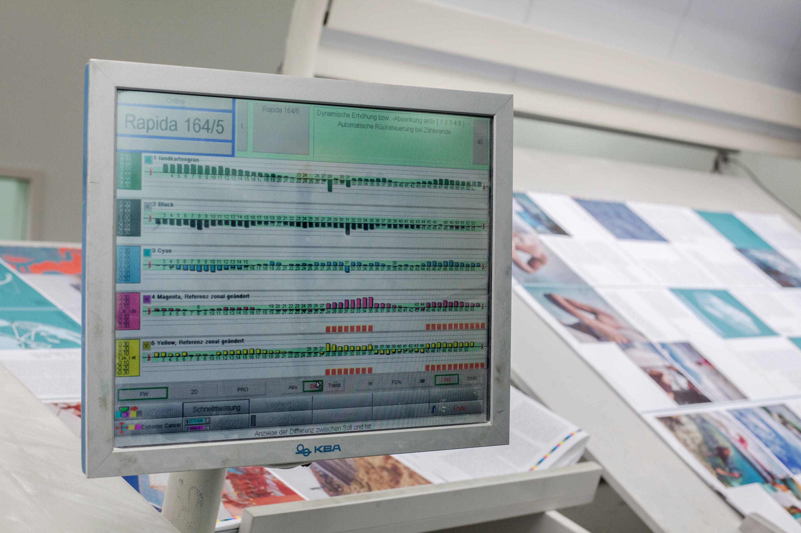 <p>Production of Migrant Journal 3, <em>Flowing Grounds</em>, at Druckerei Grammlich, Pliezhausen, Germany, 2017.</p>